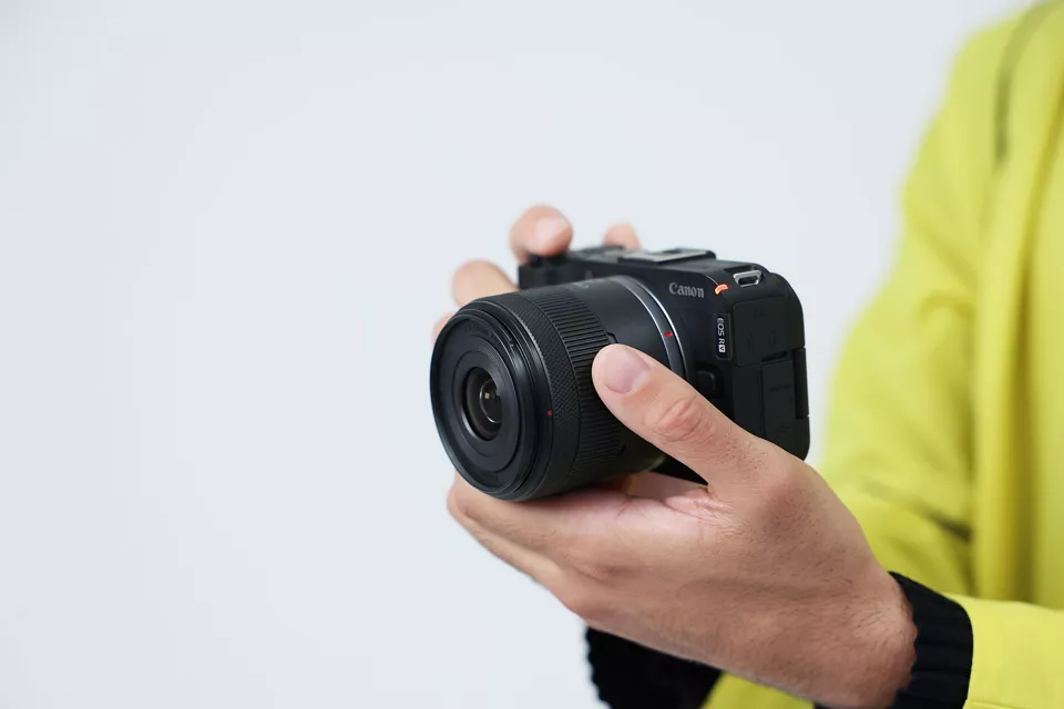 Canon EOS R50V features