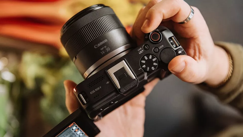 Canon EOS R50V features