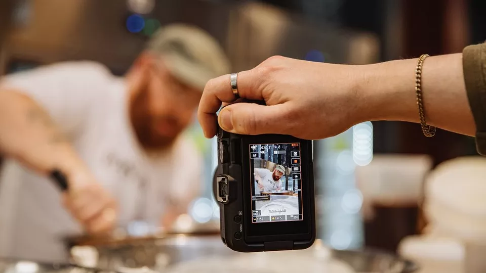 Canon EOS R50V features