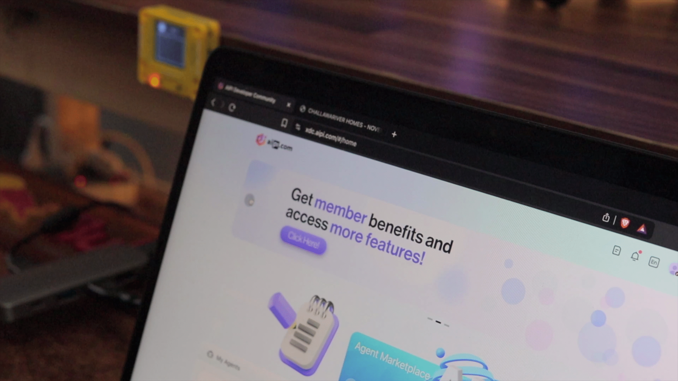 Tech reviewer demonstrating X-Origin AI PI Lite features including voice interaction and display
